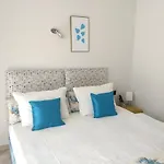 White Rose Guest