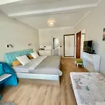 Hotel White Rose Guest 2*
