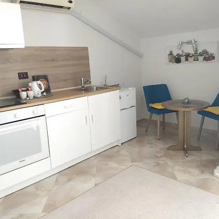 White Rose Guest 2* Burgas City