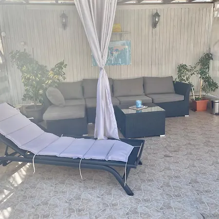 White Rose Guest فندق بورغاس