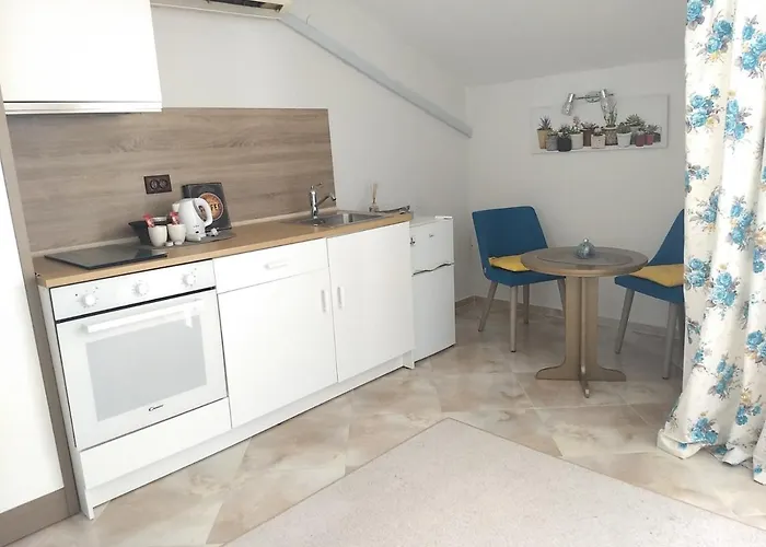 White Rose Guest 2* Burgas City